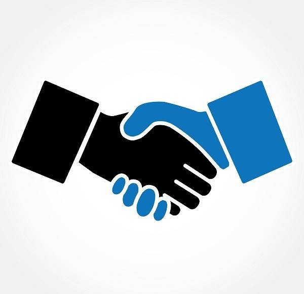 Blog-Handshake-Tips-for-CRM-Success-in-Financial-Services-600x580